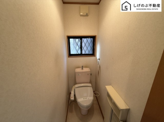 換気にも配慮した窓付きのトイレスペースとなっています。こちらは嬉しいウォシュレット機能付きです。