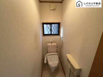 換気にも配慮した窓付きのトイレスペースとなっています。こちらは嬉しいウォシュレット機能付きです。