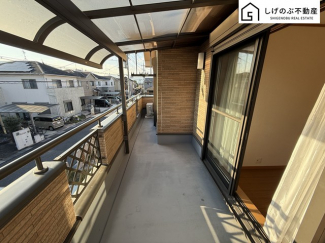 青い空が広がる開放的なバルコニー。日差しを遮るものがないので、育ち盛りのお子様のお洗濯ものが多くてもたっぷり気持ちよくお洗濯して頂けます。