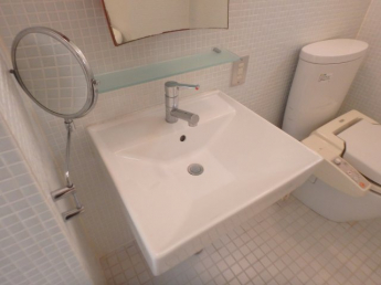 ゆったりとスペースのある洗面所