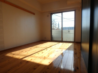 落ち着いて過ごせるお部屋なので、寝室にいかがでしょうか