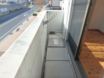 開放的で明るい空間を演出してくれるバルコニーです