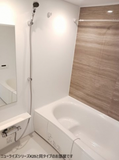 ゆったりとスペースのある洗面所