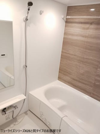 ゆったりとスペースのある洗面所