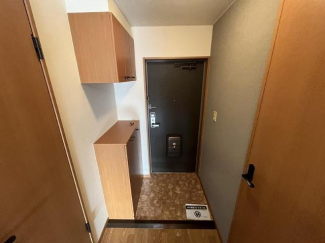 上下にしまえるカウンター下駄箱