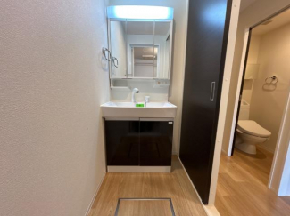 三面鏡で身支度しやすい洗面台