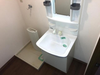 カゴなども置きやすい広い洗面所