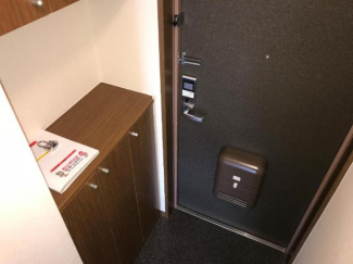 吊り戸付きのカウンター下駄箱