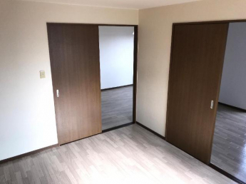 側面にも窓があり明るい６帖洋室