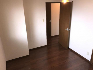 玄関横の5.8帖洋室