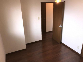 玄関横の5.8帖洋室