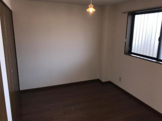 玄関横の5.8帖洋室