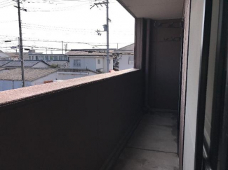 間口が広く洗濯物も干しやすいベランダ