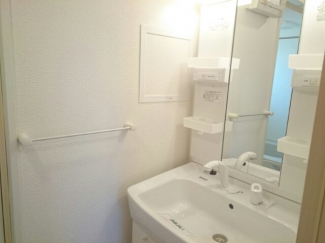 ゆったりとスペースのある洗面所