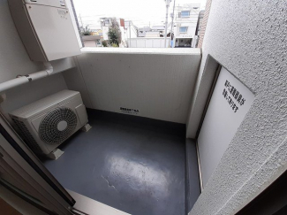 暖かな日差しのふりそそぐバルコニー