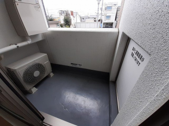 暖かな日差しのふりそそぐバルコニー