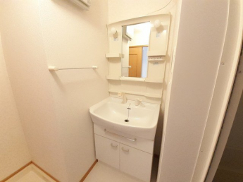 ゆったりとスペースのある洗面所