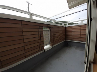 暖かな日差しのふりそそぐバルコニー