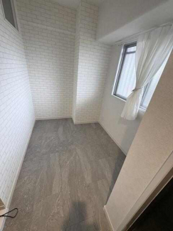 玄関わきのエントランスには、広めの空間があり、スポーツバイク