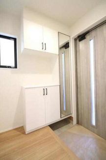 「ただいま」「おかえり」が飛び交う明るい玄関は、カウンタータ