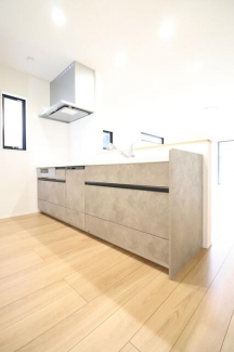 キッチンは、クリナップのステディアを採用。見えない部分までス