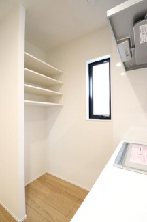 キッチン奥にはパントリーがあります。お好きな高さに調節でき、