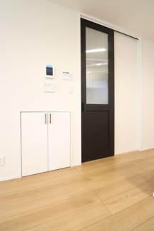 リビングには階段下を利用した収納を設置。日用品のストックや掃