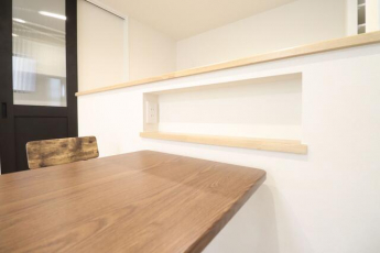 ダイニング側にはニッチを設置。コンセントも付いているので、ス