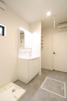 ３帖のゆったりとした洗面脱衣室。タオルや洗剤を置く可動棚を設