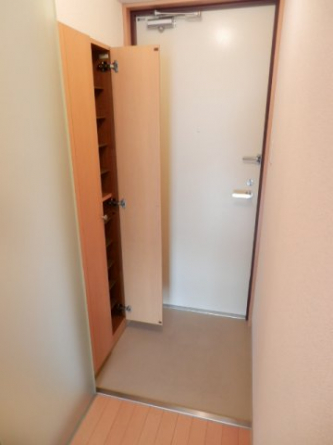 トールタイプの靴箱です。収納力は十分あります。