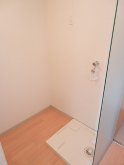 キッチン後ろの冷蔵庫と洗濯機を置くスペースです