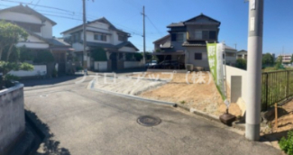 前面道路含む現地写真です