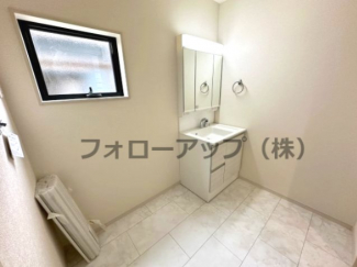 独立洗面台あり、毎朝おしゃれに忙しい女性の方におすすめです