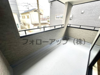 暖かな日差しのふりそそぐバルコニー