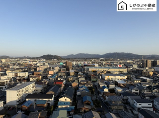 青い空が広がる開放的なバルコニー。日差しを遮るものがないので、気持ちよくお洗濯して頂けます。