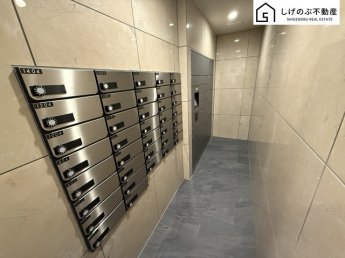 集合ポストです。宅配ボックスもございます。