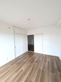 落ち着いた色調の洋室です