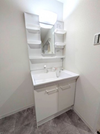 ゆったりとスペースのある洗面所