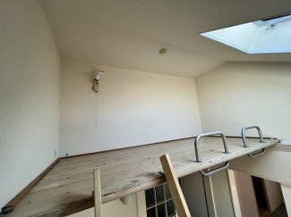 落ち着いた色調の寝室です