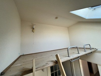 落ち着いた色調の寝室です