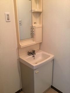 明るい洗面所です