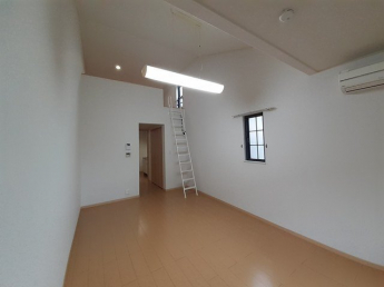 内装は落ち着いています