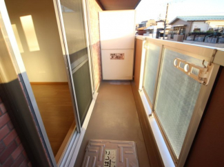 暖かな日差しのふりそそぐバルコニー