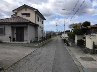 北側道路：松山市道久谷２３号線