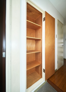 玄関の扉付収納棚