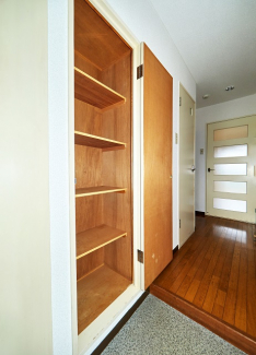 玄関の便利な扉付収納棚