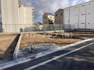 前面道路含む現地写真です