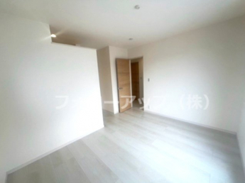 コンパクトで使いやすい洋室です