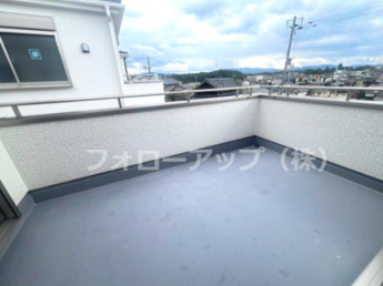 外からの目が気にならないバルコニーで洗濯物が干せます