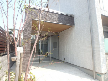 清潔感のあるエントランスです